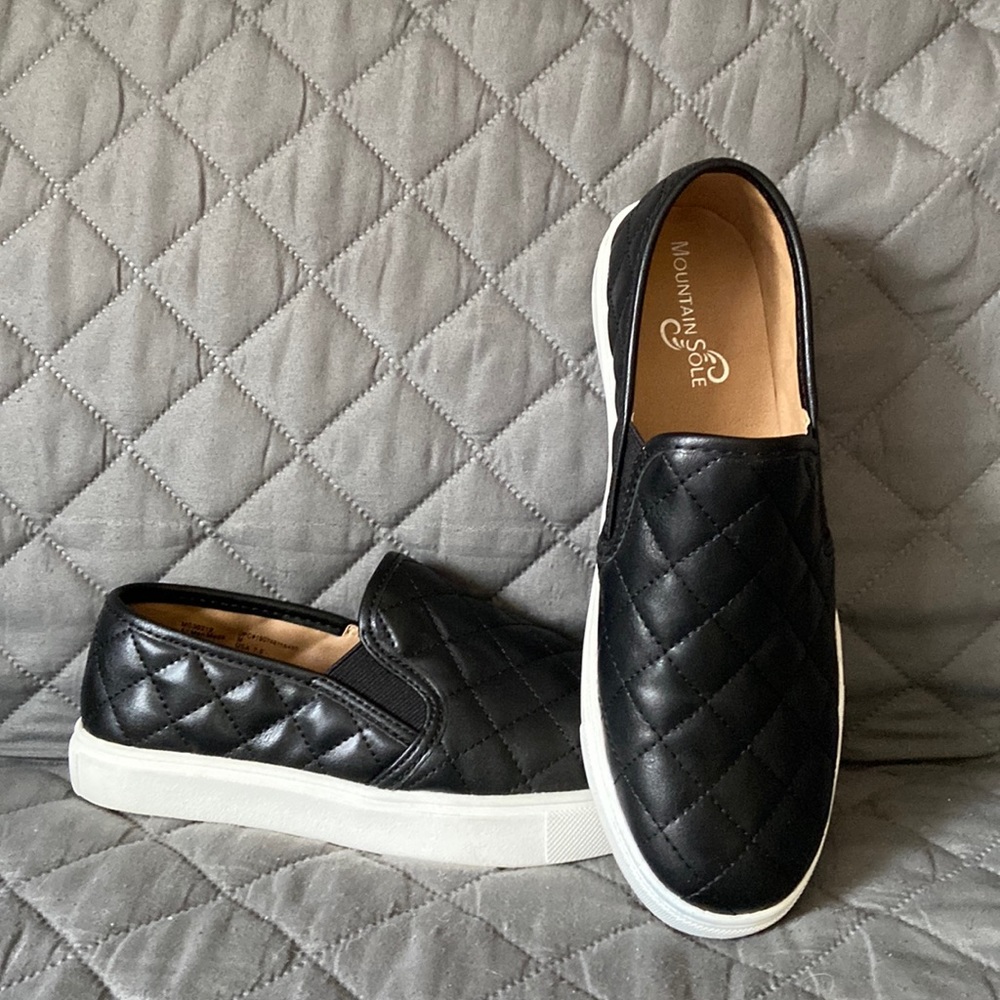 Casual black slip on sneaker - EUC